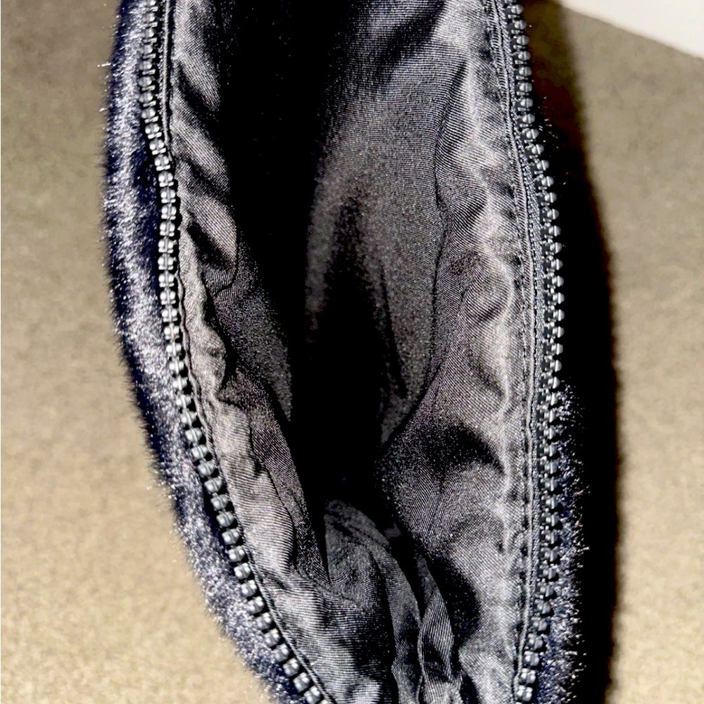 Brand new, rare furry authentic Chanel CC purse/ clutch/ cosmetic case,brand new - Picture 5 of 13